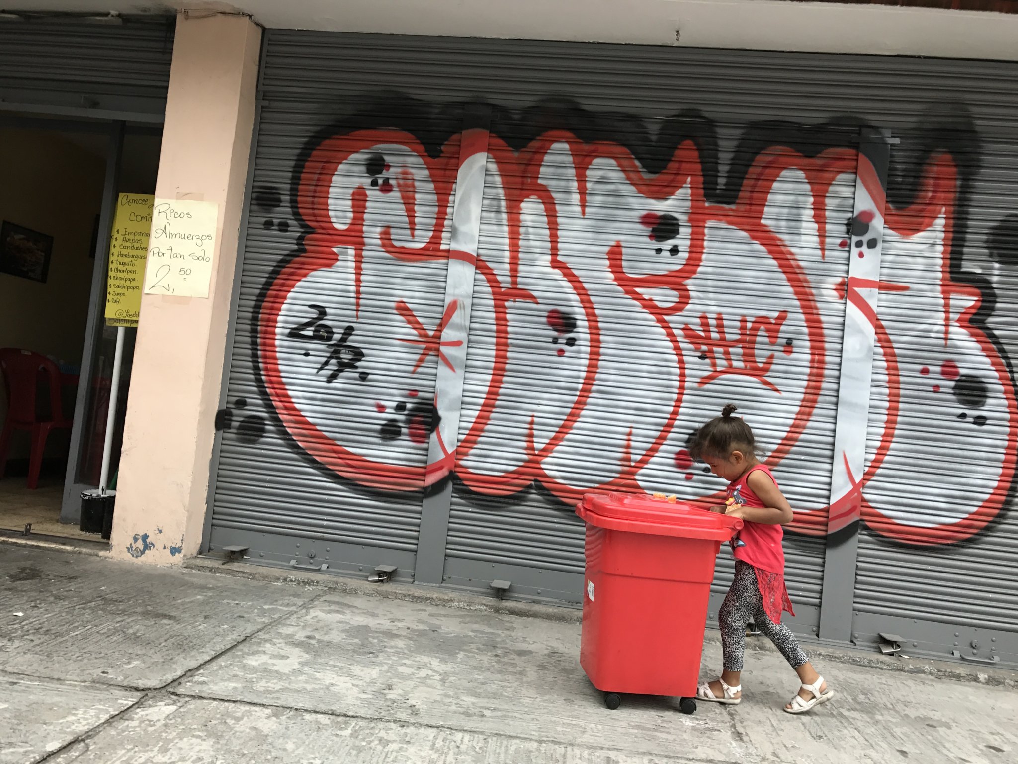 Quito kid and grafitti