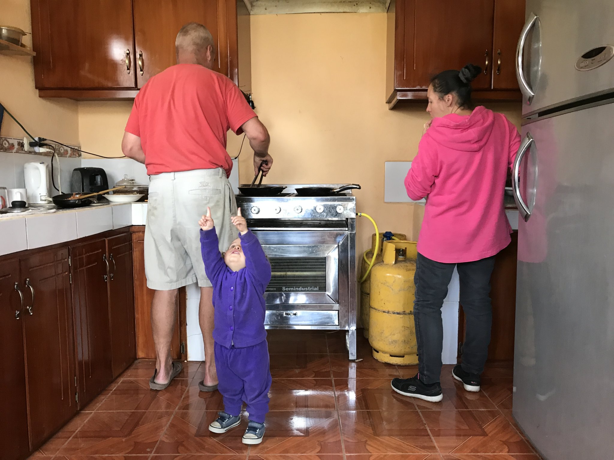 Amelie points out a spider on the kitchen ceiling as mom and dad make lunch