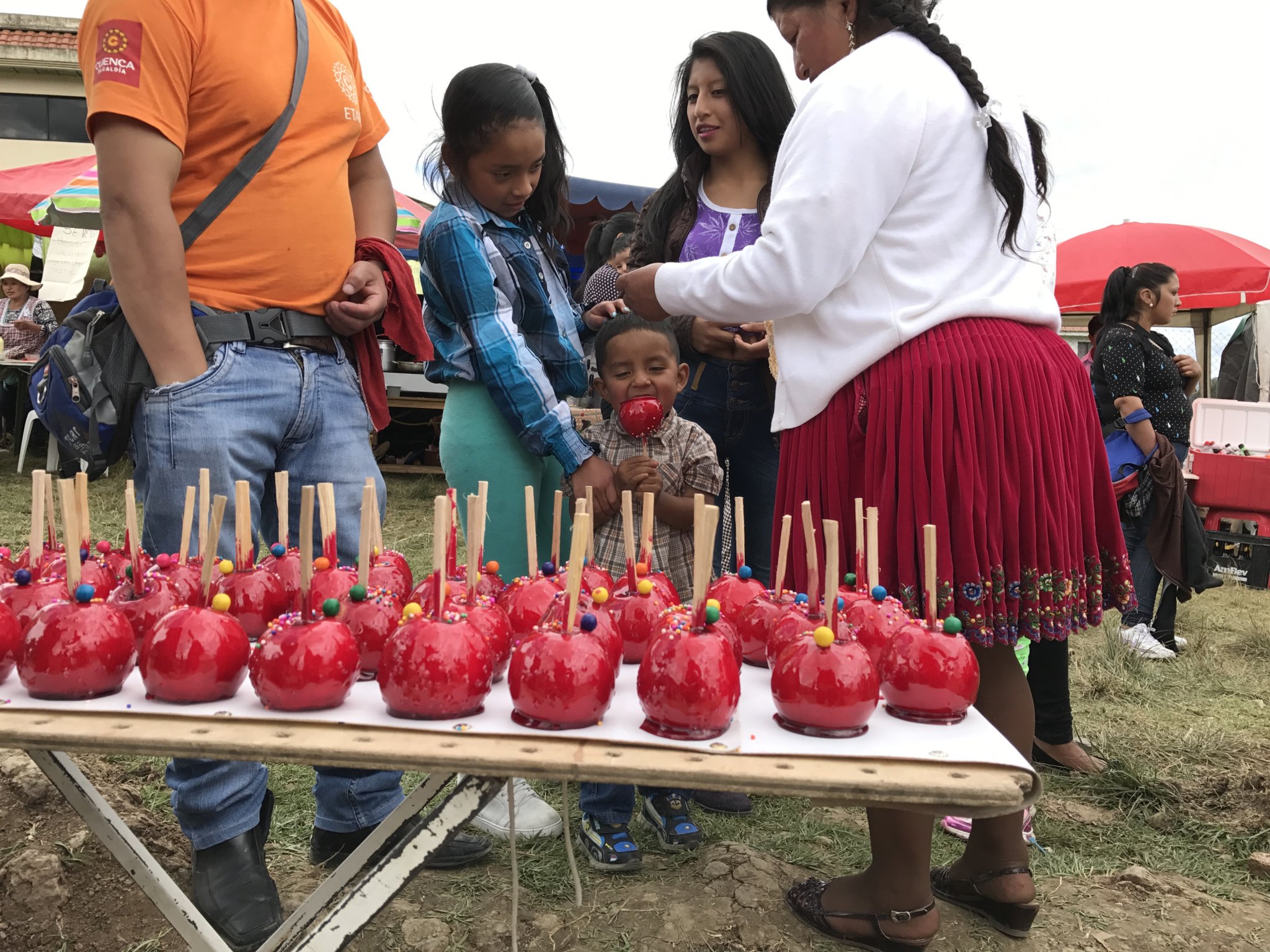 Kids + candy apples = happiness at the San Miguel day festivities